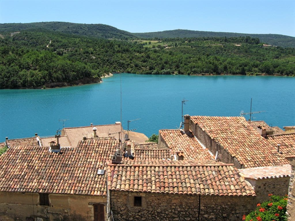 Bauduen-sur-Verdon, Provence, Lake of Sainte-Croix, red rooftops, emerald blue water